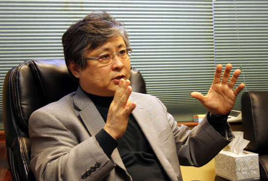 원 목사는 로마서의 주제가 구원과 성화, 하나님의 절대주권으로 끝나는 것이 아니라 교회를 통해 온 천하 만민이 구원받기 위함을 깨달아야 한다고 조언했다ⓒ김브라이언 기자