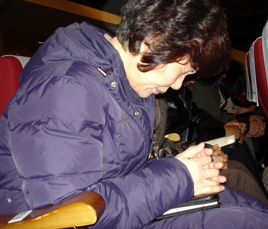 고난주간 특별새벽기도회에서 간절히 기도하는 성도들