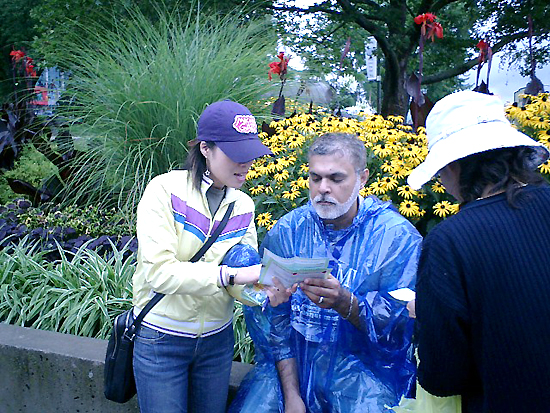 나이아가라 폭포의 관광객에게 복음을 전하는 ICM 멤버