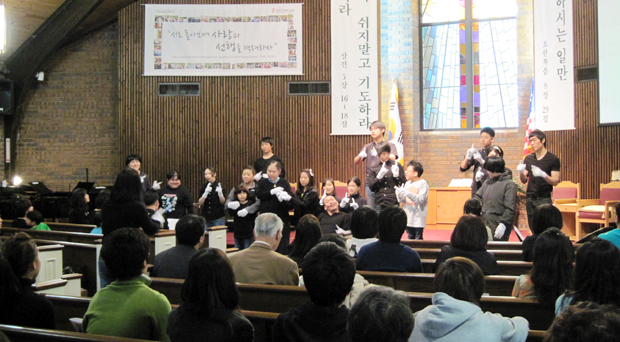 밀알의밤에서 밀알가족들이 수화로 은혜로운 찬양을 전하고 있다. 