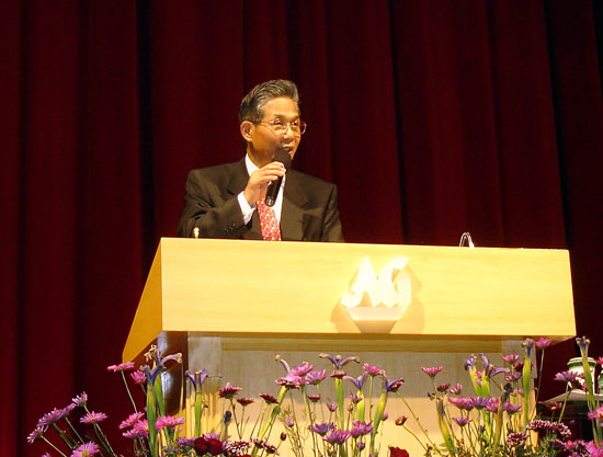 순복음뉴욕교회서 말씀을 전하고 있는 문봉주 장로
