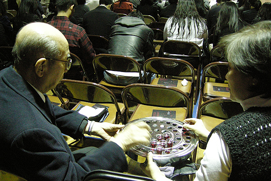 성 금요일(Good Friday) 예배가 22일 오후 7시 뉴욕에 있는 영어권 교회들이 모여 뉴하트선교교회에서 진행됐다. 1세도 참여해 성찬 예식에 첨여하고 있다. 