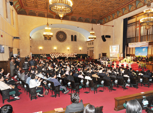 남가주기독교교회협의회에서 주최하는 2011 부활절 연합새벽예배가 4월 24일 오전 5시 30분 나성순복음교회에서 열렸다. 