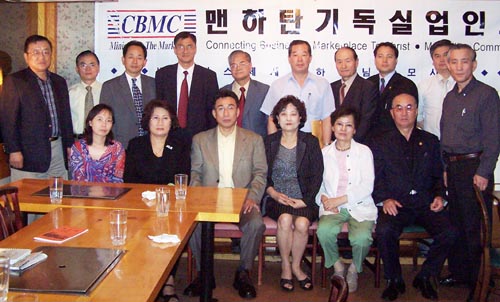 앞줄 오른쪽에서 다섯번째가 이학권 목사