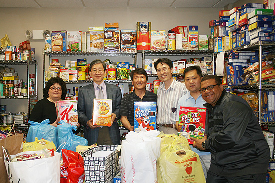 (왼쪽부터)Janice Preschel(핼핑 핸즈 푸드 팬츄리 디렉터), 이승준 담임 목사, 이상주 집사(안수집사회 서기), 이배우 집사(안수집사회 회장),  임종우 집사, 