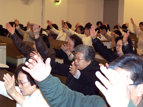 함께 모인 성도들이 말씀이 끝난 후에 뉴욕과 세계를 위해 소리내어 기도하는 시간을 가졌다