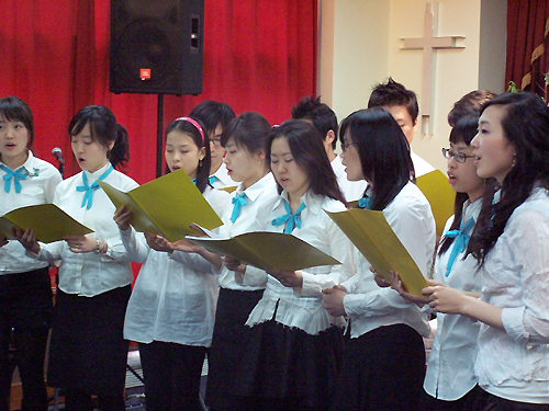 함께 부활절 칸타타를 부르는 정원교회 찬양대