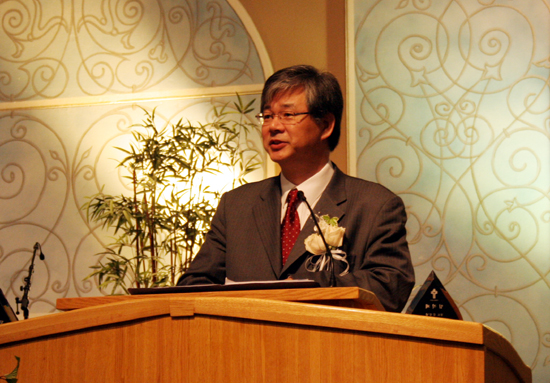 임직자들을 소개하는 김경수 목사ⓒ 김브라이언 기자