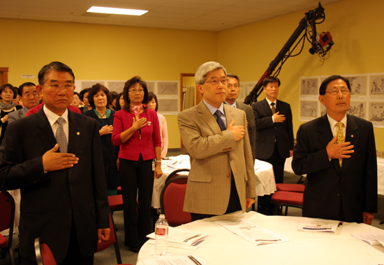 민주평화통일자문회의 시애틀협의회 정기회의에 앞서 참석자들이 국기에 대한 경례를 하고 있다. 왼쪽부터 이영조 회장, 송영완 시애틀 총영사, 박태호 수석 부회장ⓒ 김브라이언 기자