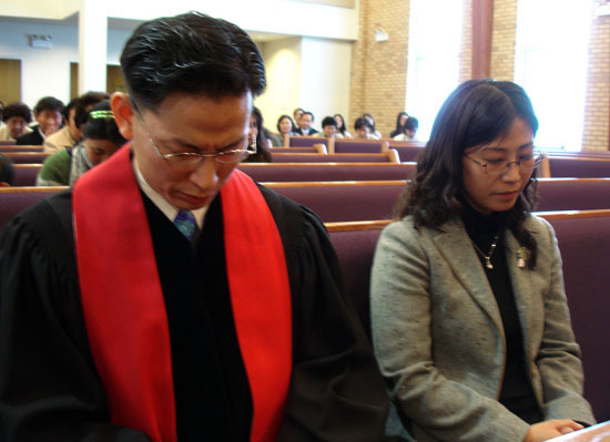 기도하고 있는 서기철 목사 부부