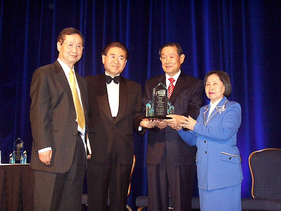 왼쪽부터 이원상목사, 강현석장로, 이병익장로, 이홍은여사