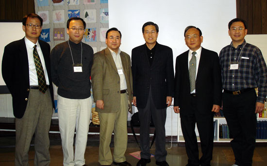 신임임원단들 왼쪽부터 박태성 목사, 김현준 목사, 김흥교 목사, 허봉기 목사, 윤석래 장로, 이창우 목사