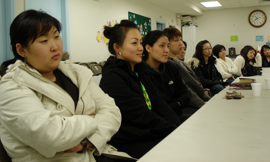 선교사의 이야기에 귀 기울이는 청년들