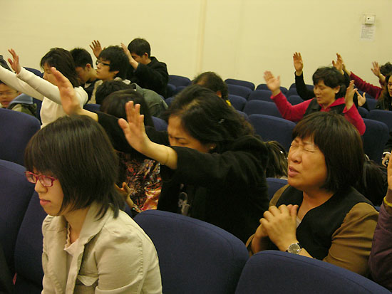 영화를 보고 뉴욕을 위해 간절히 기도하고 있는 성도들