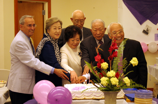 신호범 박사 영문판 자서전 ‘언 엑소더스 포 호프’ 출판기념회에서 신호범 박사가 순서 맡은 이들과 기념촬영을 하고 있다. 좌부터 오대원 목사, 정희경 의원, 서정자 사장, 박영희 목사, 박남표 장군, 신호범 박사ⓒ 김브라이언 기자