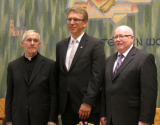 스위스 제네바 WCC 본부에서 28일(현지 시각) 교황청 종교간대화평의회(PCID) 회장 장 루이 토랑 추기경(왼쪽)과 울라프 트비트 WCC 총무(가운데), 제프 터니클리프 WEA 대표가 공동의 선교 문서를 발표했다. 