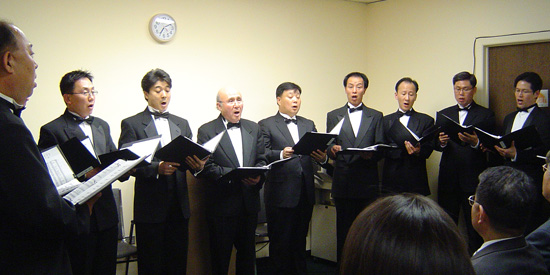 뉴저지 감람산교회서 공연중인 우니엘남성중창단 ⓒ뉴저지 감람산 교회