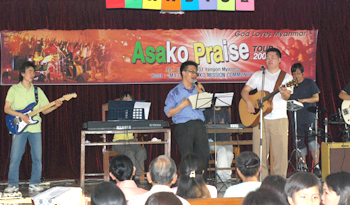 미얀마 양곤에서 열린 찬양 콘서트는 주민들의 좋은 호응을 얻었다. ⓒ 아사코 프레이즈 