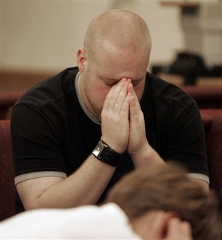 블랙스버그 그레이스 커버넌트 장로교회에서 한 남자가 16일 기도모임에서 기도하고 있다. (Photo: AP / Chuck Burton)