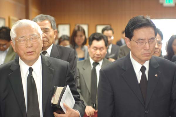 희생자들을 위해 기도하는 남가주 목회자와 성도들 ⓒ이동윤 기자