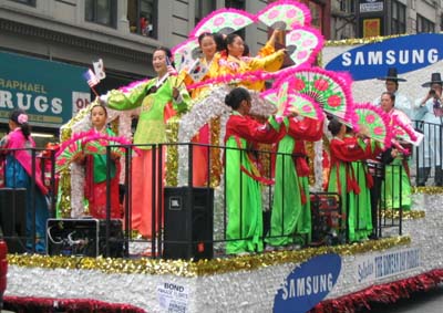 한국의 부채춤을 선보이고 있는 아가씨들