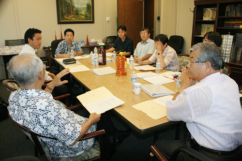 19일 루마니안 로고스교회에서 열린 '고형석대책협의회' 연석회의에서 관계자들이 범교계차원 기도운동의 확산과 한인사회내 힘을 결집시키는 방안을 놓고 논의하고 있다. 