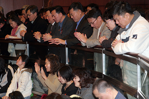 버지니아 총기 사건 희생자 위해 기도하는 성도들 ⓒ DC=이화영 기자 