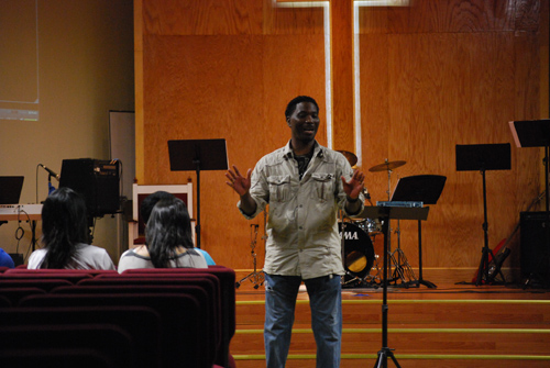 리 로빈스 목사가 말씀을 전하고 있다.