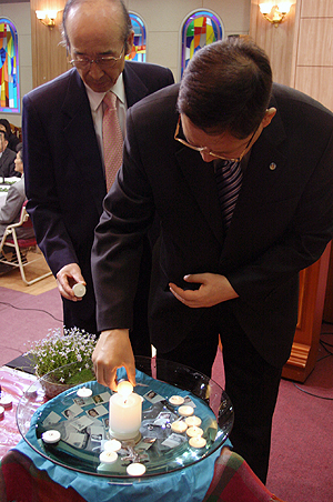 기독교회관 대강당에서 열린 KNCC 제55회 실행위원회에 참석한 위원들이 희생자를 추모하며 촛불을 밝히고 있다. ⓒ고준호 기자 