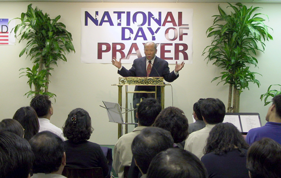 작년 National Day of Prayer을 맞아 함께 모여 기도회를 가졌다. 사진은 말씀을 전하는 김춘근 교수(JAMA 대표)