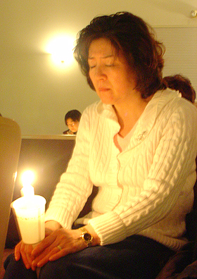 눈물로 기도하는 성도 