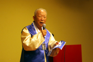 제 66주년 광복절 워싱턴주 합동 기념식서 만세삼창을 선창하는 박남표 장군ⓒ김브라이언 기자