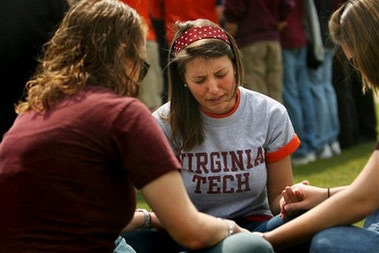 버지니아텍 대학원생 애쉴리 렌프로우 캠퍼스 내 드릴필드에서 친구들과 기도하고 있다.(Photo: AP / The Virginian-Pilot, Stephen M. Katz)