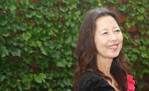 이민아는 “내가 하고 싶은 것을 하는 것이 아니라 그 사람이 원하는 것을 해주는 것, 그것이 진정한 사랑이에요. 사랑은 상대방이 원하는 걸 주는 거에요(<땅끝의 아이들> 132쪽)”라고 말한다. 어머니가 운영하는 평창동 영인문학관에서. ⓒ김진영 기자