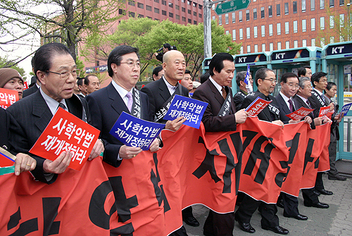 가두행진에는 예장통합 이광선 총회장과 한장연 엄신형 회장 등 많은 목사들이 참여하여 여의도순복음교회에서 국회의사당까지 가두행진을 벌이고 있다. &copy; 고준호 기자