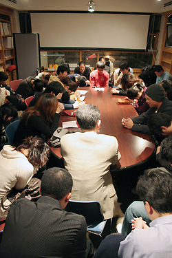 희생자와 유족들을 위해 눈물로 기도하는 KCCC 소속 학생들. ⓒ 이화영 기자 