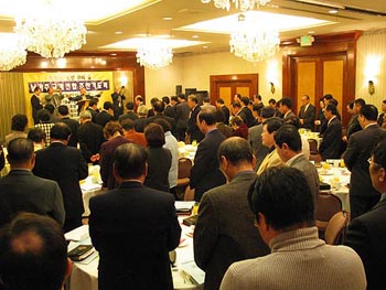 많은 교계 인사들이 모여 남가주 교계의 발전과 화합을 위해 기도했다