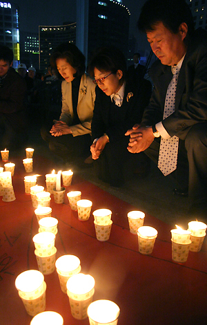 버지니아 공대 참사 희생자들을 추모하는 촛불 앞에서 시민들이 기도하고 있다. ⓒ 송경호 기자