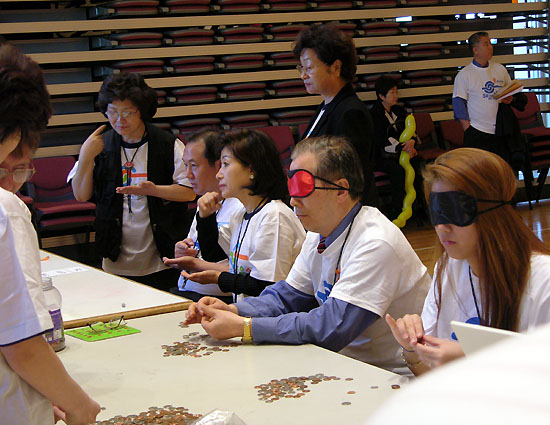 장애체험을 하고 있는 한인사회 인사들