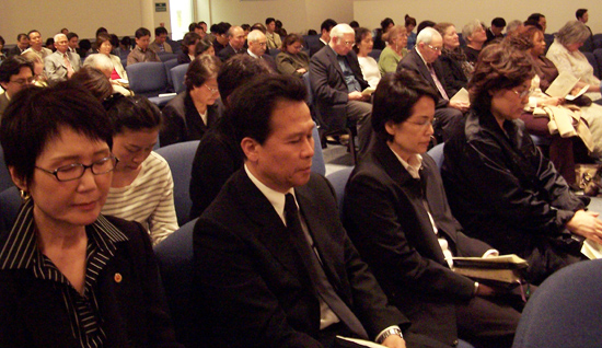 버지아니 공대 희생자들을 위한 추모예배가 22일 필그림교회서 진행됐다.