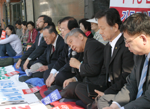26일 오후 4시 우리당 당사 앞. 단식 21일째인 서경석 목사는 힘겨운 단식 농성 가운데 사학법 재개정에 대한 확고한 의지를 드러냈다. ⓒ박종배 기자 