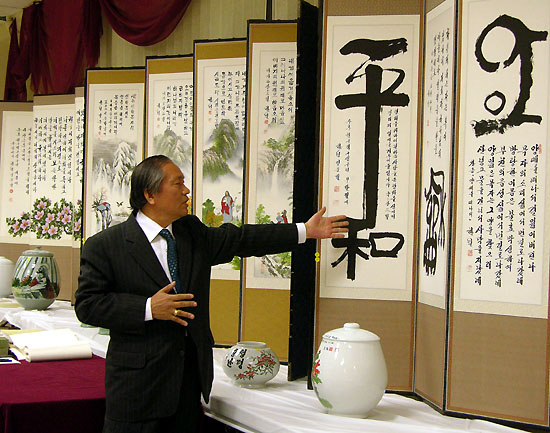 작품설명을 하고 있는 정문철 목사