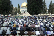 라마단 기간 중 기도하는 무슬림들