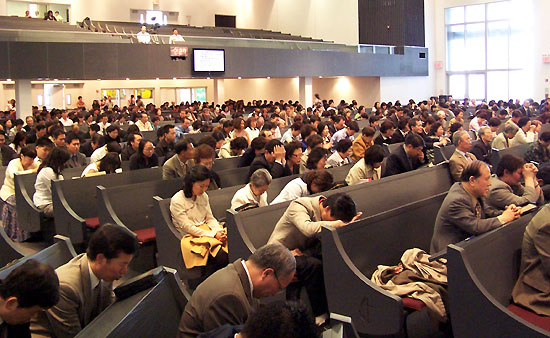 임시공동의회에서 기도하는 뉴욕장로교회 성도들