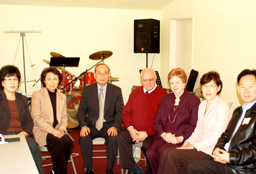 김재원 목사와 강사진 그리고 일부 참석자들이 휴식시간에 둘러앉아 담소하고 있다. 