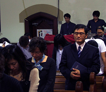 시드니 유학생 선교회가 29일 첫 집회를 갖고 본격적 활동에 들어갔다. 사진은 집회에서 대표인 한경훈 목사(우측 첫번째)가 기도하는 모습. ⓒ류재광 기자 