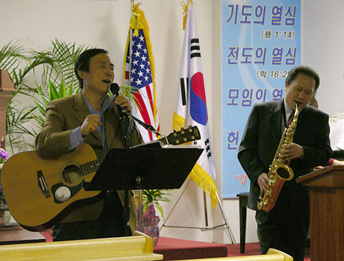 찬양을 인도하고 있는 문석진 목사(좌)와 유상열 목사(우)