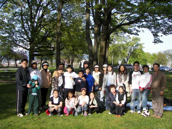 충현교회는 지난 28일 스페니쉬 뱅크 비치에서 야외행사를 가졌다.