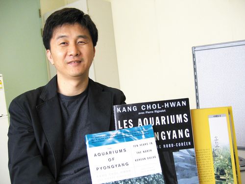 강 기자는 “북한은 선군(先軍)정치를 표방하면서 군대만 먹일 생각을 하고 인민들은 안중에도 없다”며 “북한을 지원할 수 있는 길은 얼마든지 있다. 예를 들면 풍선에다 먹을 것을 매