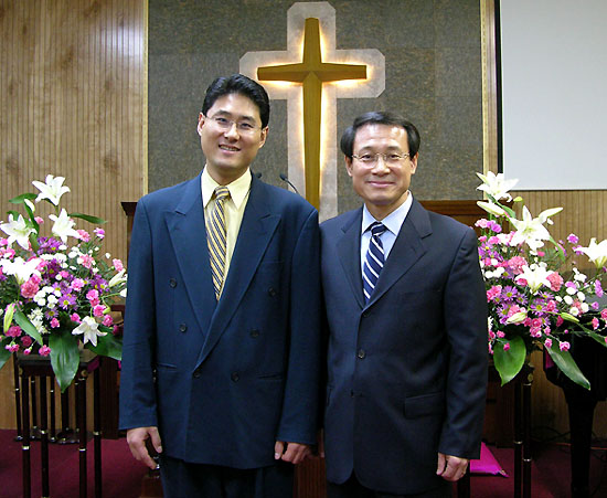 1세 최창섭 목사(우)와 1.5세 이재홍 목사(좌)